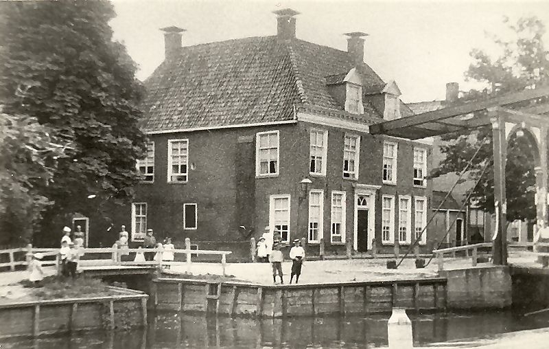 qr-van-helomahuis-ca-1875