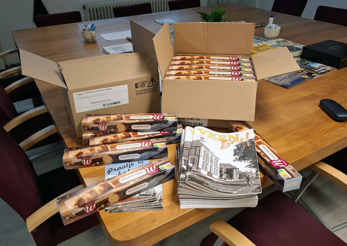 Amandelstaven liggen klaar in de Veenkamer voor de vrijwilligers van Historie Heerenveen.  (foto: Jan Peter Yska)