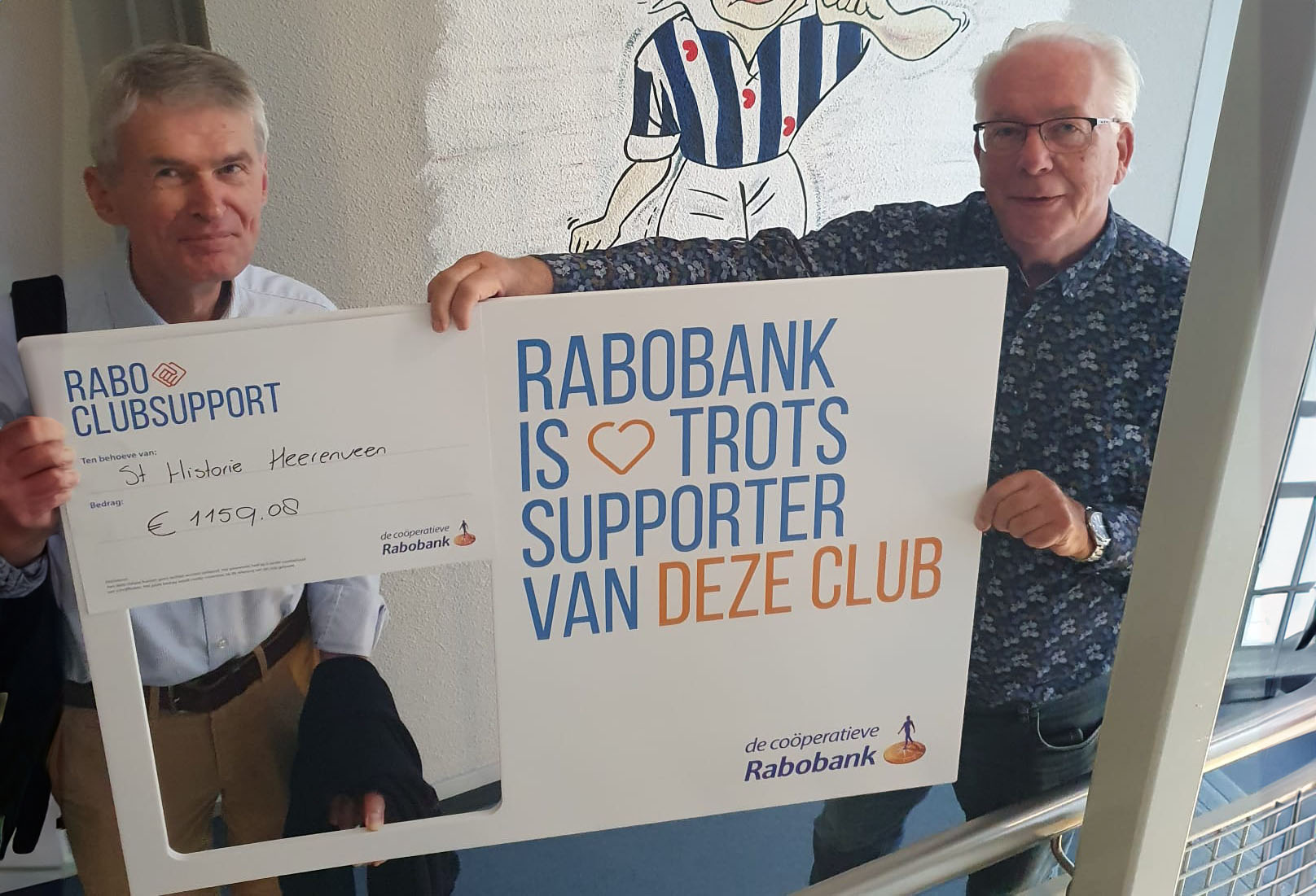 Bestuursleden Jan Peter Yska en Hans Schouten met de cheque van Rabo Clubsuport