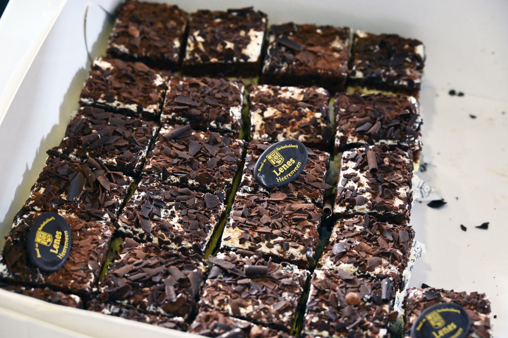 Speciale 'turfcake' van Bakker Lenes voor jarig Heerenveen