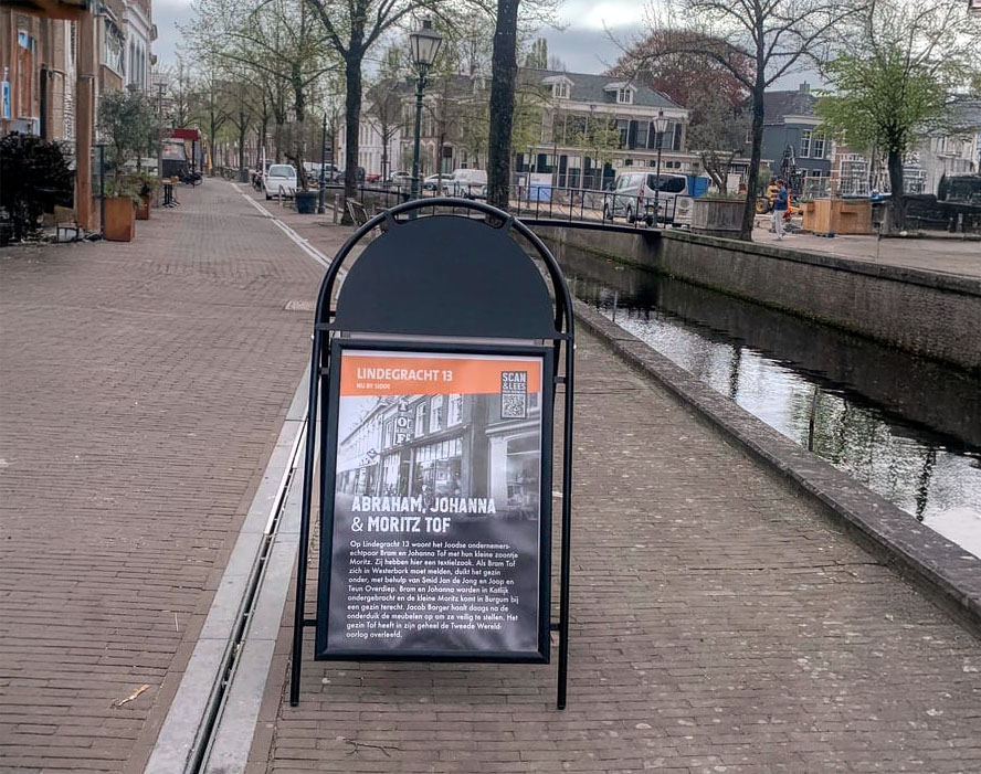 Het bord bij de winkel van Abraham, Johanna en Moritz Tof op de Lindegracht (foto: Siep Bosma)