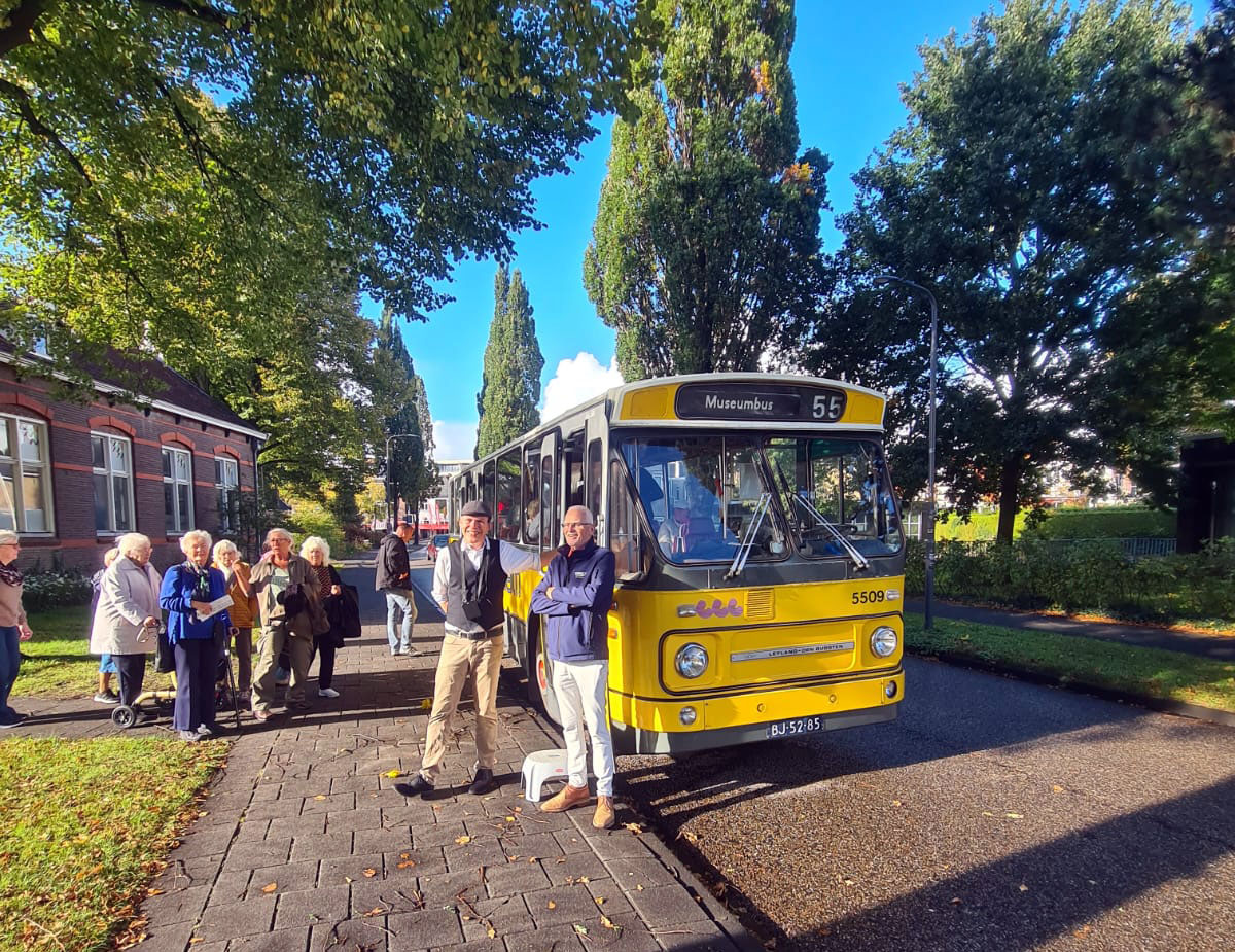 De bus komt aan bij Museum Heerenveen waar de deelnemers een kop koffie met wat lekkers aangeboden kregen. (foto: Hans Schouten)