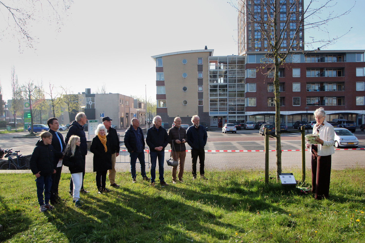 Initiatiefneemster van de Verzetsboom Wietske Brouwer-de Jong hield een korte toespraak. (foto: Fokke van Asperen)