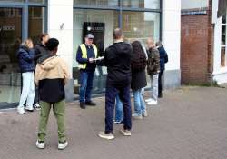 01  Gerard van der  Werf bij de struikelstenen