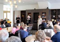 06  Itty  Schouten heet burgemeester  Fokkens welkom