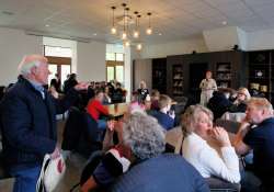 10  Gerard van der  Werf geeft uitleg over de stroffelstienen