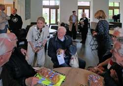 12  Burgemeester  Fokkens in gesprek met rondleiders