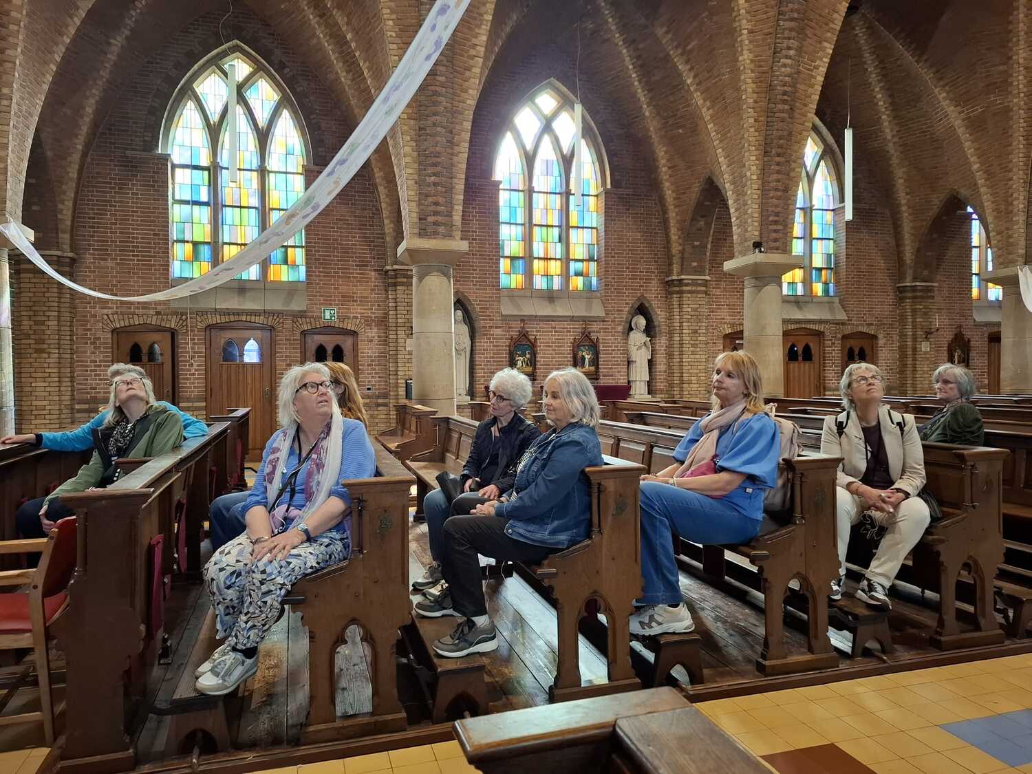 Beide groepen brachten ook een bezoek aan de rooms-katholieke parochiekerk van de Heilige Geest in Heerenveen van architect H.C.M. van Beers  