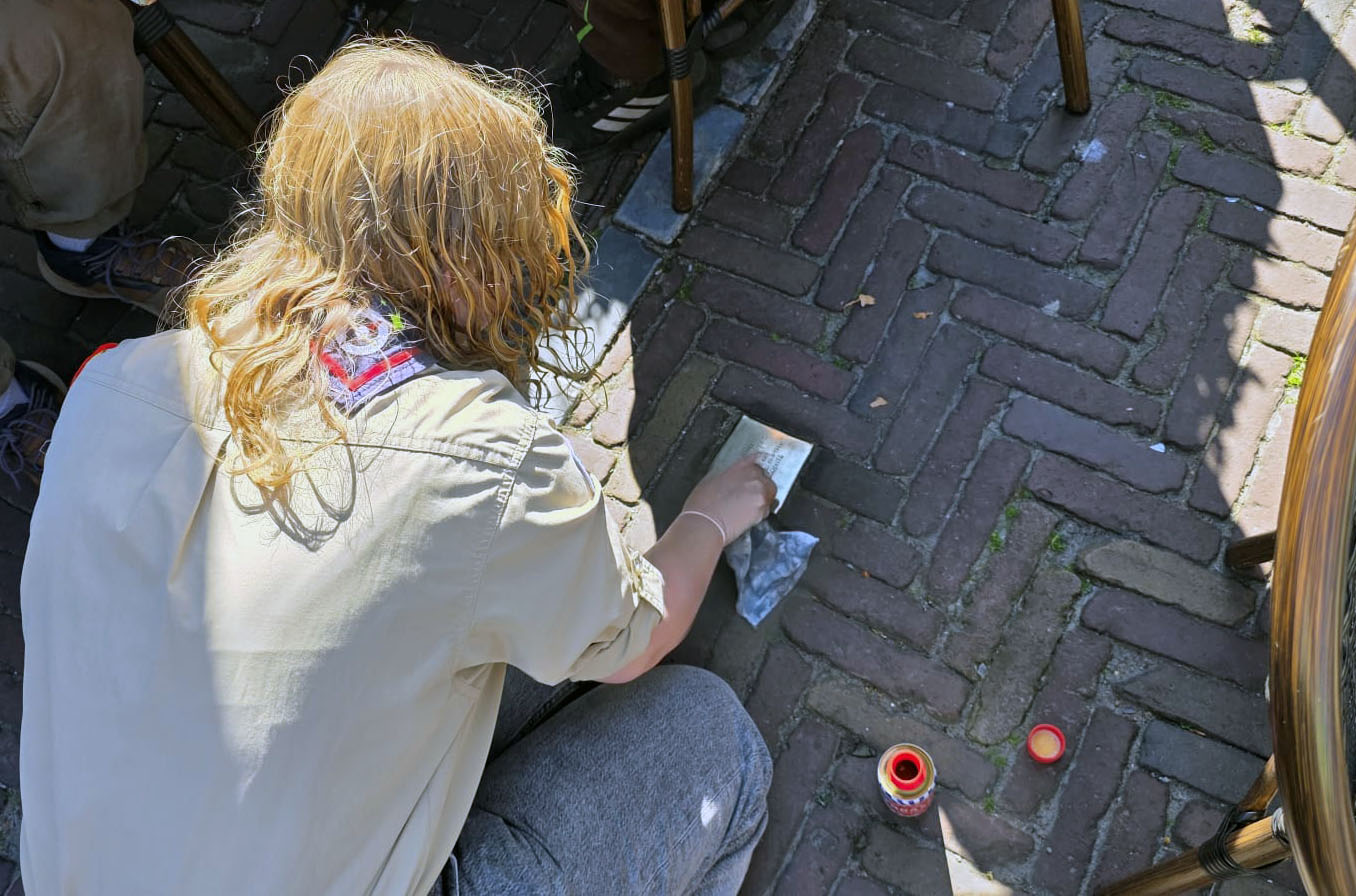 Scouting Polaris poetst stroffelstienen Heerenveen. (foto: Erik-Jan Grondstra)
