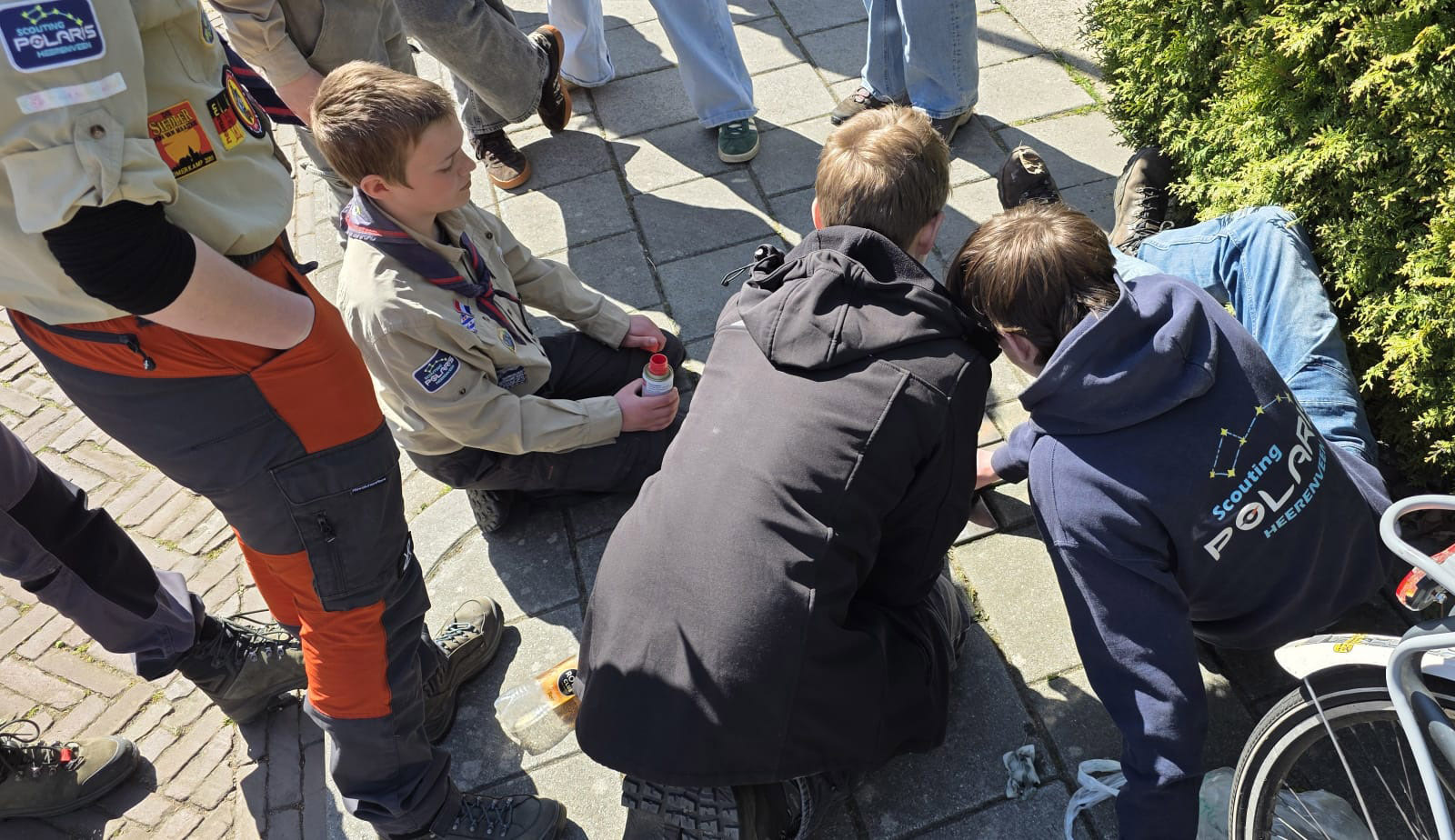 scouting poliaris heerenveen poetst struikelstenen 04