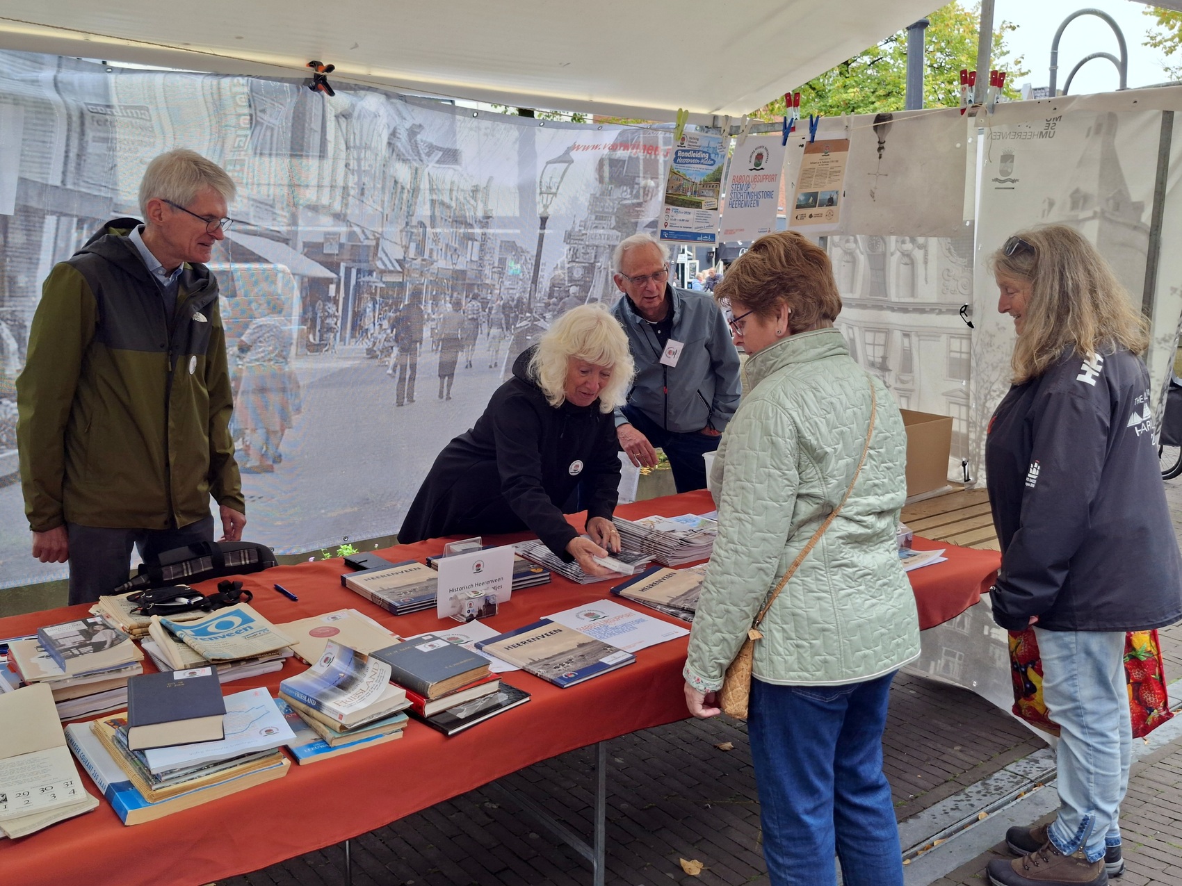 Jan Peter Yska, Itty Schouten en Hans Edens in het kraampje van Historie Heerenveen op de Turfstekersmarkt (Foto: Fokke van Asperen)