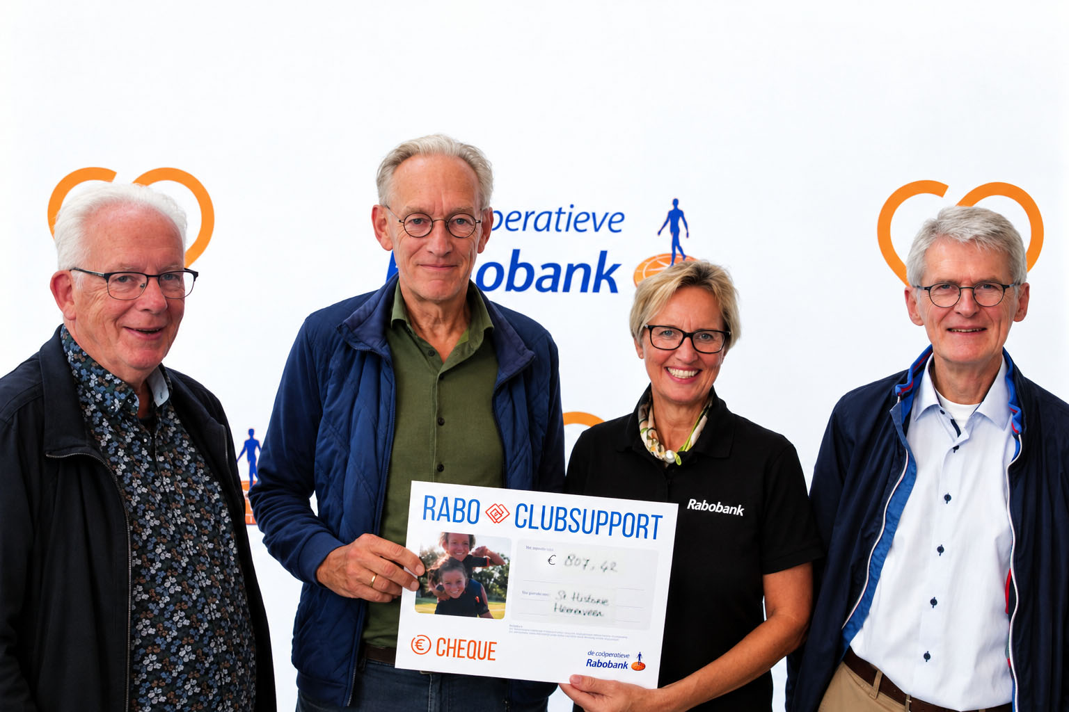 De uitreiking van de Rabo Clubsupport cheque, met vlnr Hans Schouten, Wobbe van der Vegt, mw. Renate Venema-Zomer (directeur Rabobank), Jan Peter Yska.
