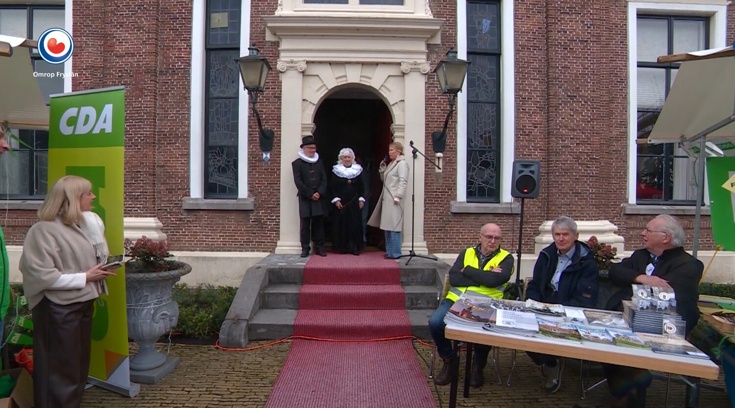 Historie Heerenveen bij verkiezingsmarkt bij Crackstate. (foto: Omrop Fryslân)