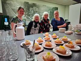 Aanwezigen werden getrakteerd op een kop foffie of thee met Oranjekoek