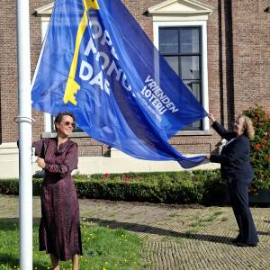 Wethouder Hedwich Rinkes hijst de vlag van Open Monumentendag